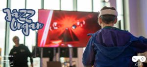Et barn spiller VR og i bakgrunnen ser man en TV-skjerm