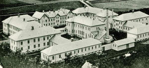Svart-hvitt flyfoto av Rønvik sykehus, trolig mellomkrigstida